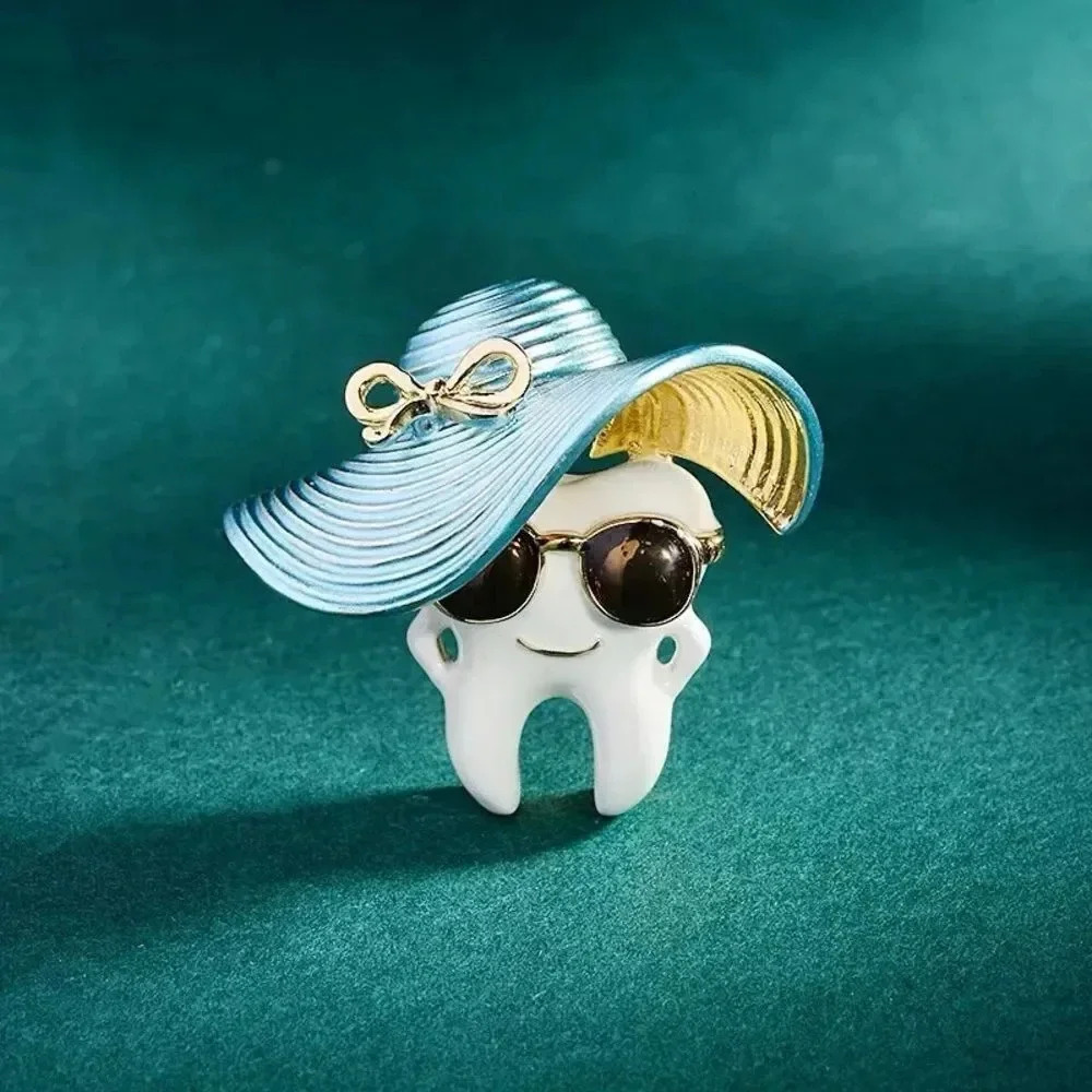 VQ Tooth Brooch - Picture 4 of 6